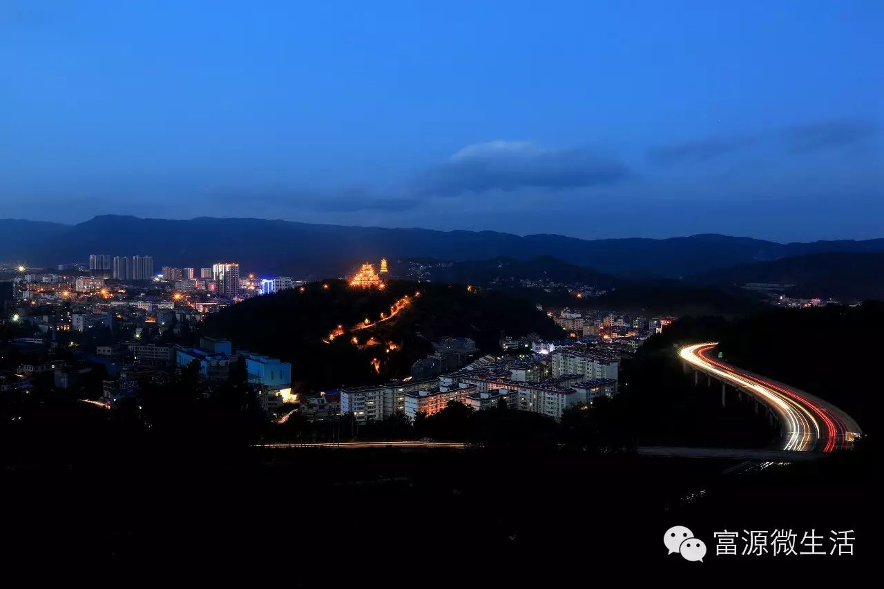 县城在最初建城时请风水师看过风水,说县城建在旧城山上最能使富源