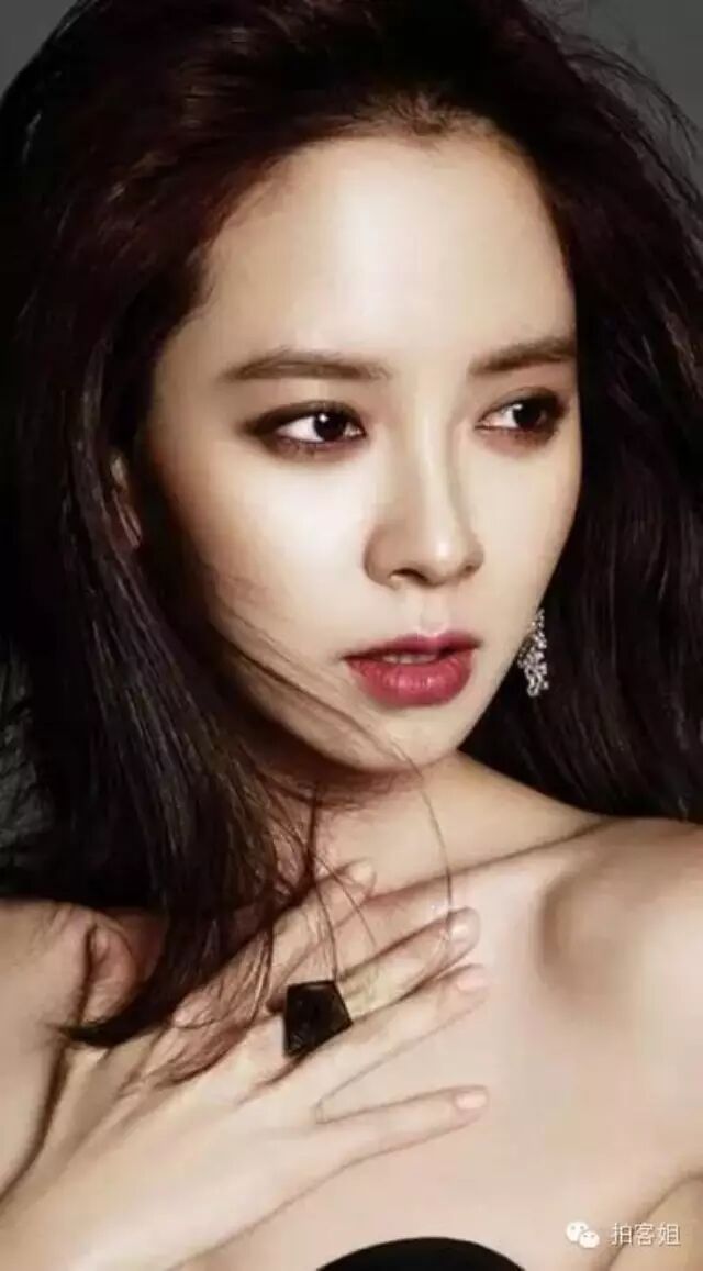 不谈周一情侣,不说素颜,仅凭身材她竟然赢了全智贤!?