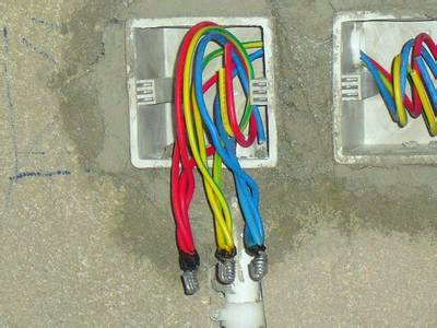 电线接头: 偷工指数:★★☆ 现象:电工在安装插座,开关和灯具时