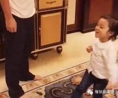 超有爱!甜馨教贾乃亮跆拳道 翻跟头扭屁股萌化了