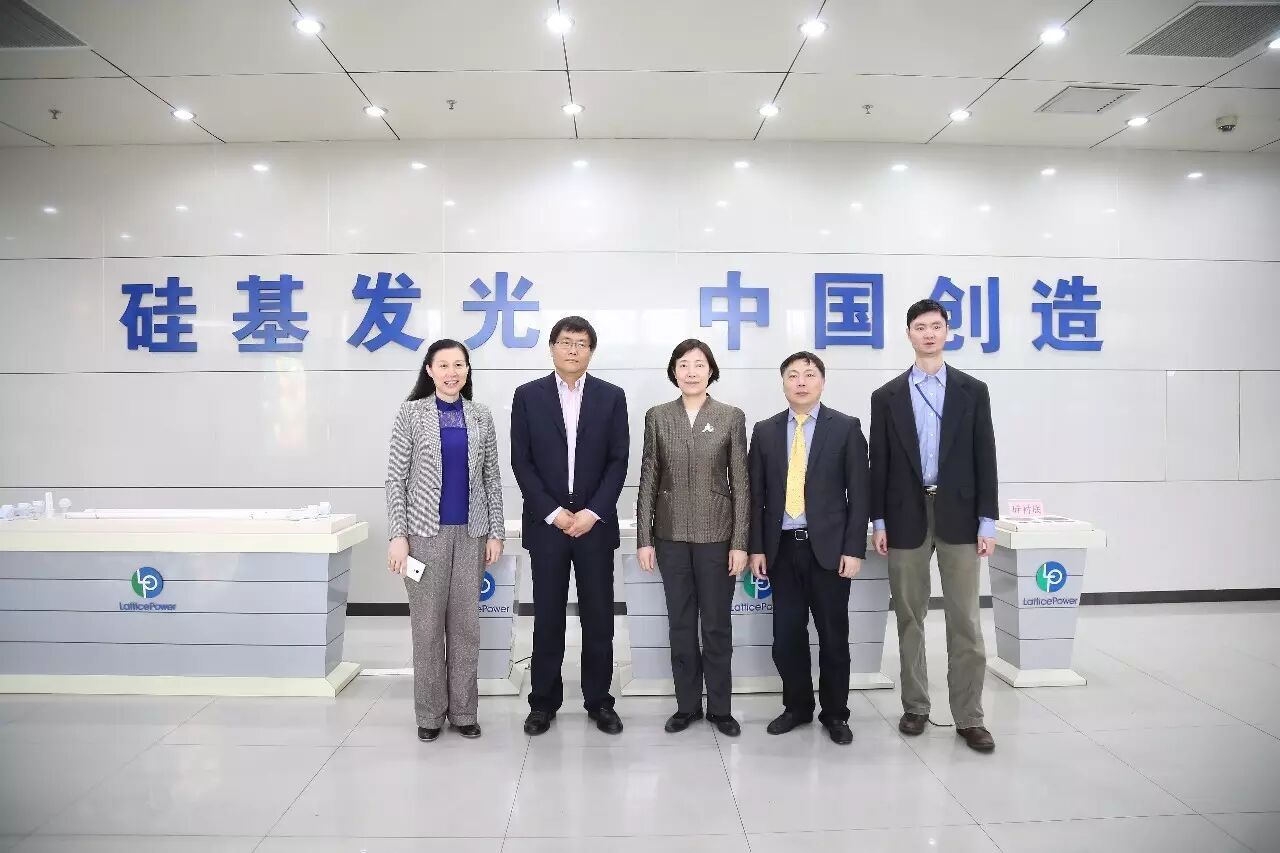 中国进出口银行党委书记、董事长胡晓炼一行莅临晶能光电参观考察