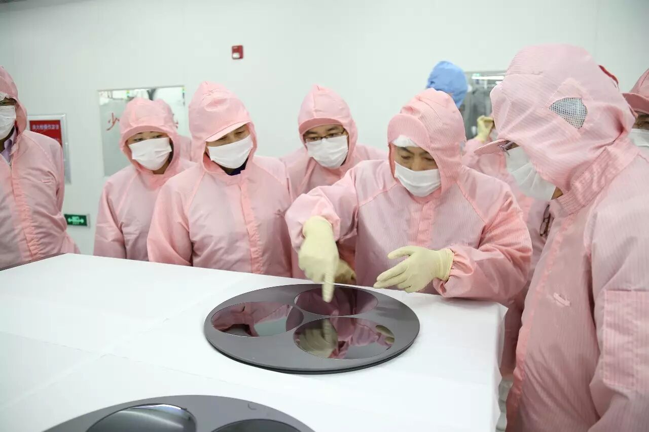 中国进出口银行党委书记、董事长胡晓炼一行莅临晶能光电参观考察