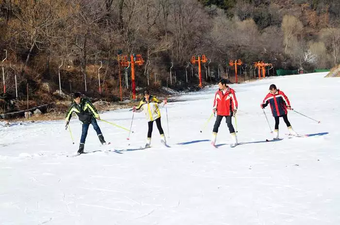 喜讯！万仙山滑雪场周末开园，电话预约免费滑！