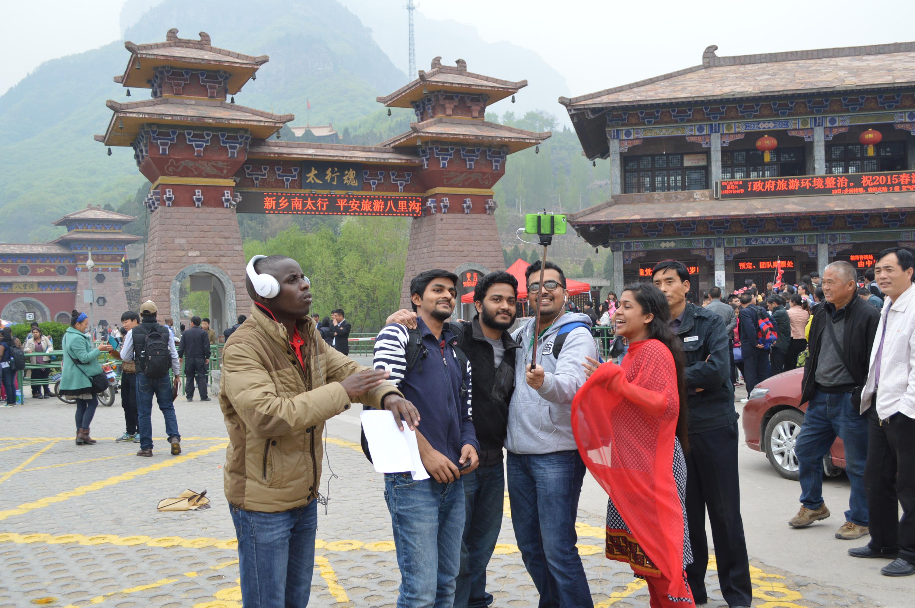 八里沟景区迎来郑州大学留学生观光团