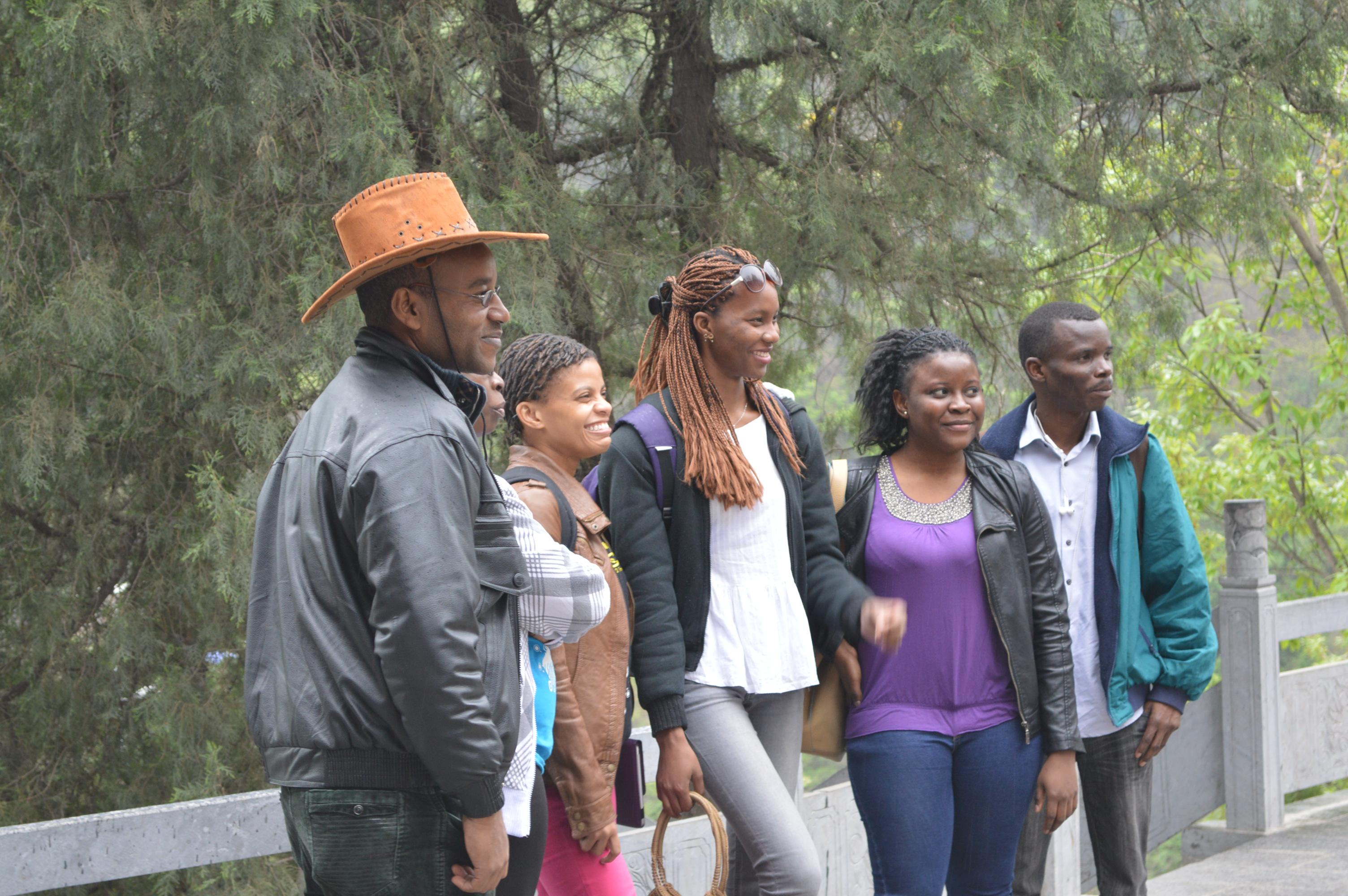 八里沟景区迎来郑州大学留学生观光团