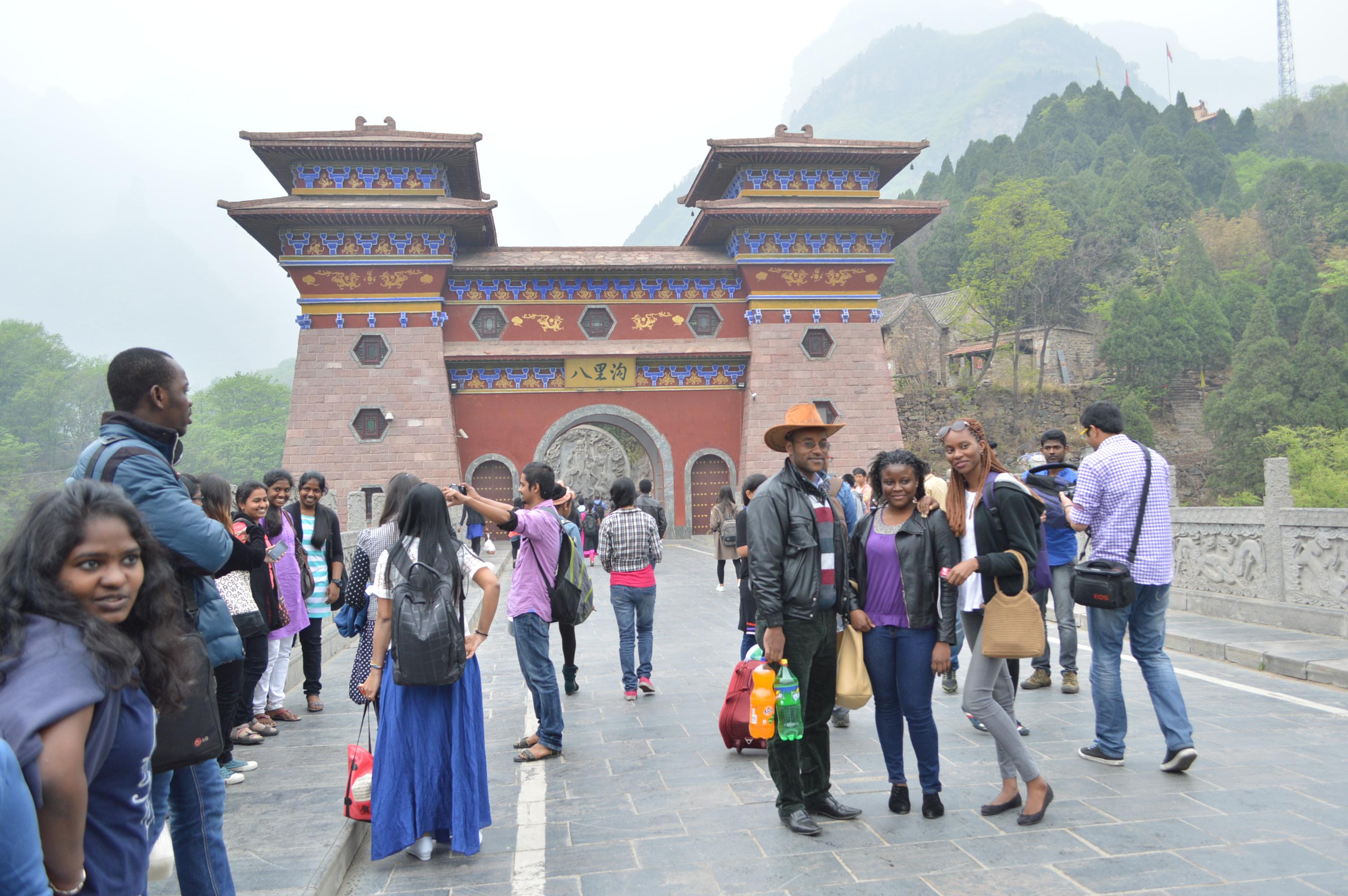 八里沟景区迎来郑州大学留学生观光团