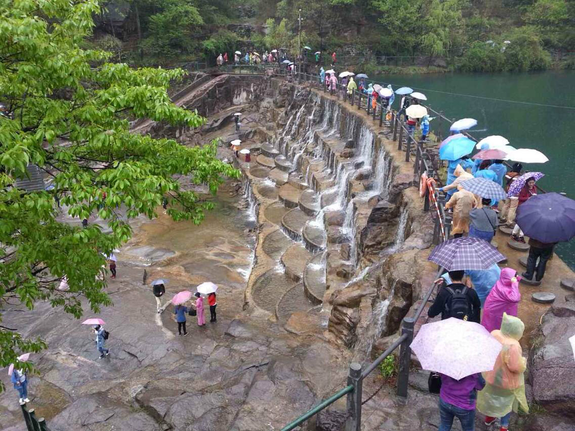 八里沟景区迎来郑州大学留学生观光团