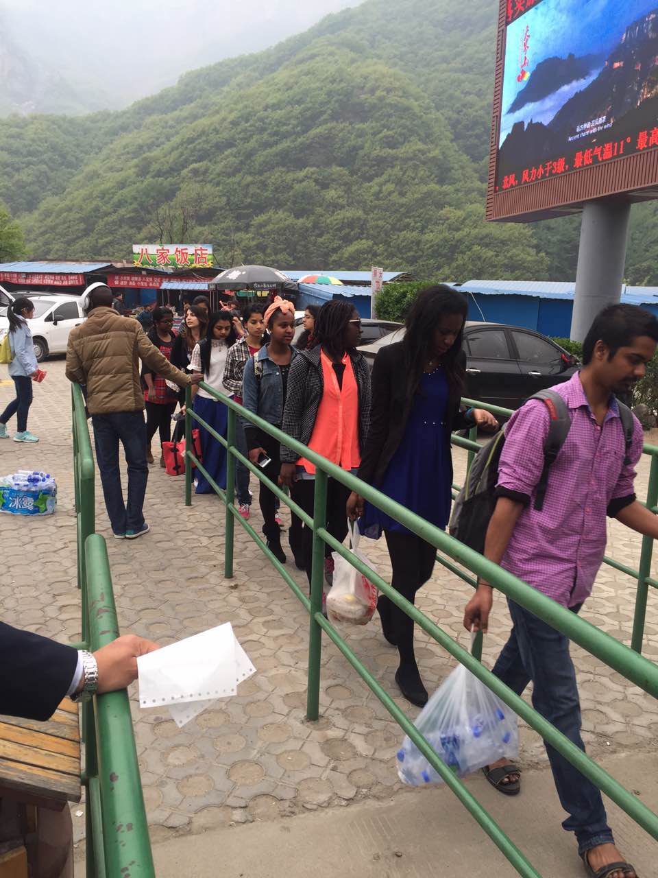 八里沟景区迎来郑州大学留学生观光团