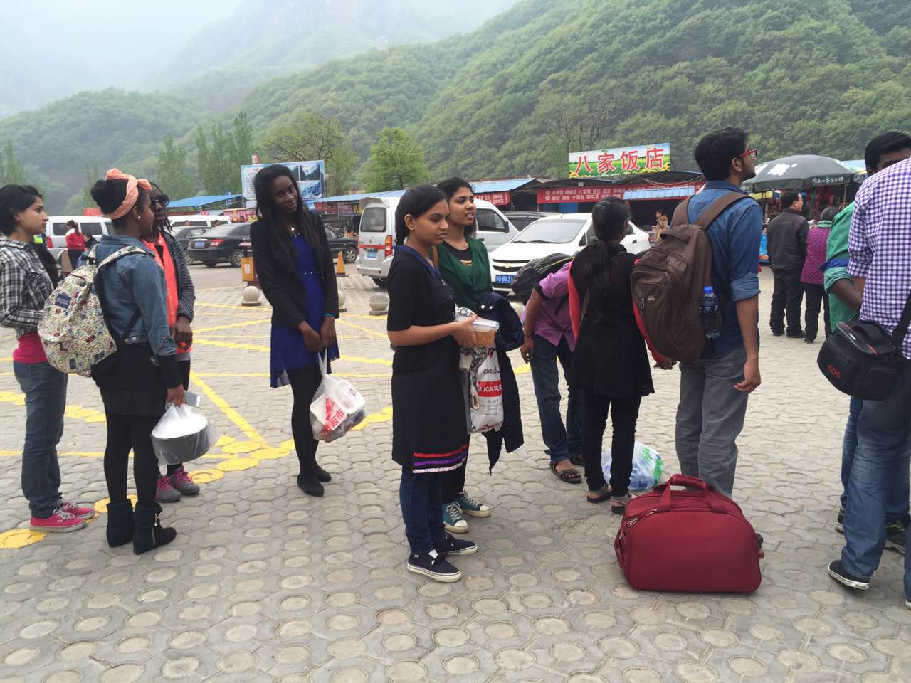 八里沟景区迎来郑州大学留学生观光团