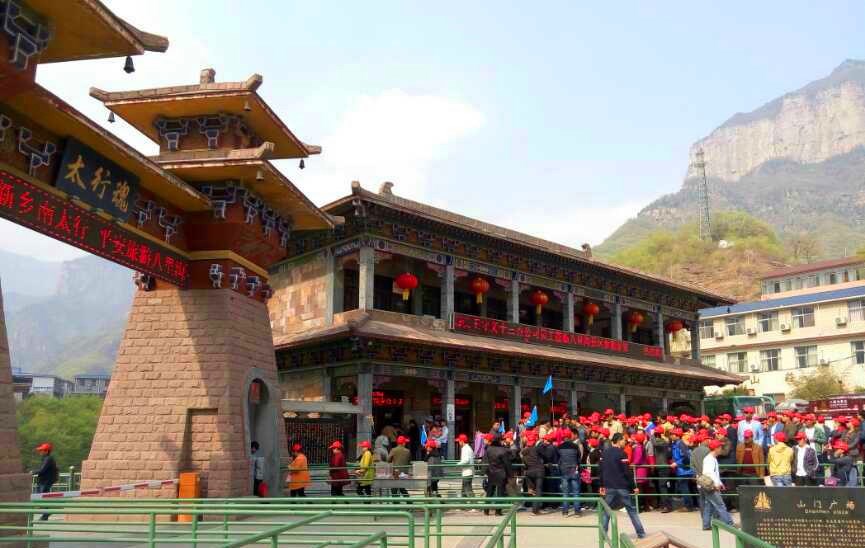 强强联合 八里沟景区迎来“王守义”十三香千人大巴团