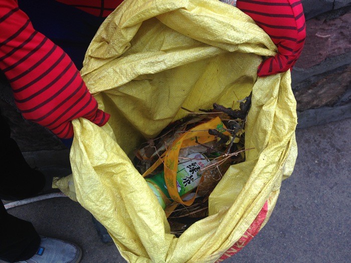 清明小长假 南太行“蜘蛛侠”惹人爱