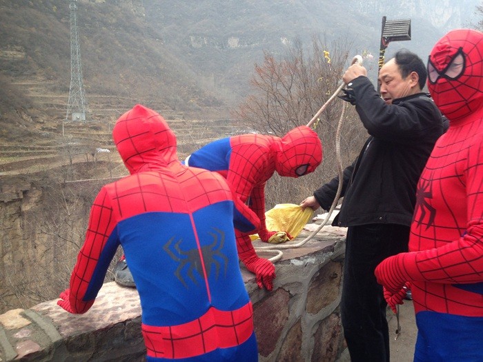 清明小长假 南太行“蜘蛛侠”惹人爱