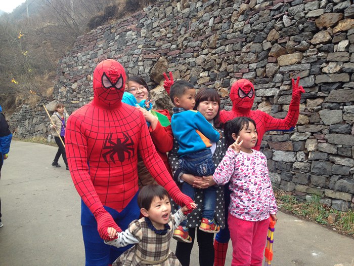 清明小长假 南太行“蜘蛛侠”惹人爱