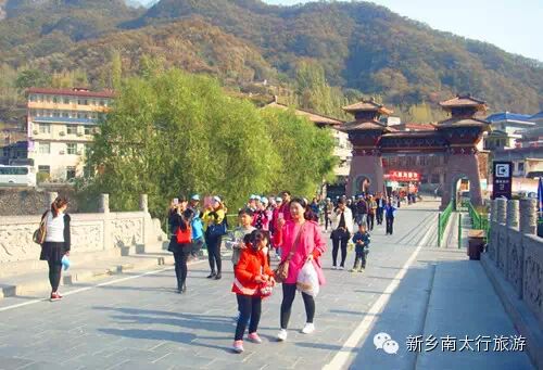 漫坡青黄相间 山风吹面不寒