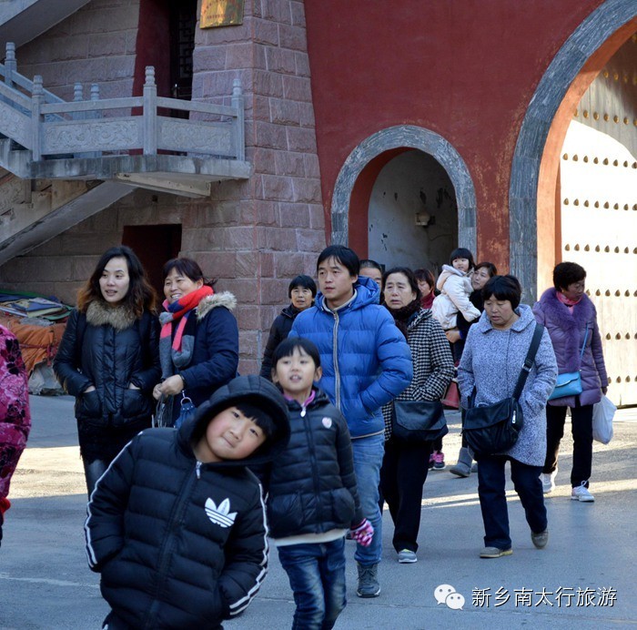 人潮涌动南太行 冰挂祈福喜洋洋