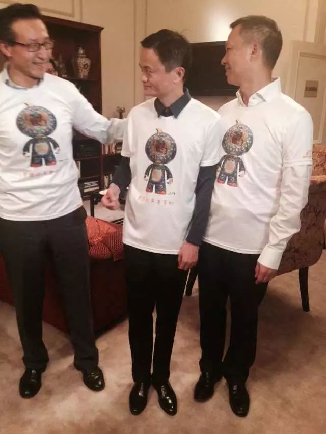 但孙正义也是商人,他投了900多家公司,这其中没少投钱给马云当年做
