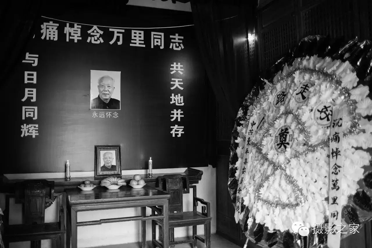 22日,东平群众自发来到万里故居悼念万里同志(以下照片由平湖