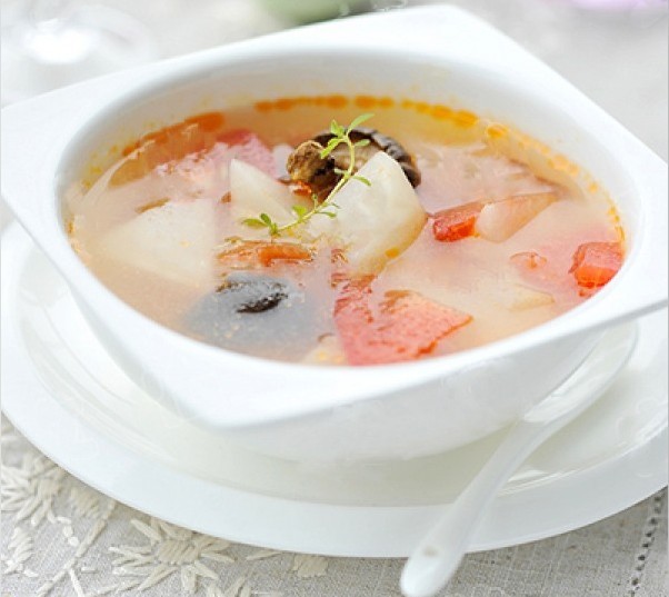 9.【白萝卜排骨汤】 白萝卜具有下气、消食、除疾润肺、解毒生津,利尿通便的功效,配合排骨煮汤更是营养佳品。 用料:白萝卜500克、排骨250克、水、盐适量。 做法: 1、准备好材料,将排骨剁成3厘米大小。 2、白萝卜切小块。 3、用锅先将排骨炖至肉脱骨,再加入萝卜,熟烂后加入适量盐即可。 小贴士: 1、排骨要买新鲜的,这样汤水才会鲜甜。 2、白萝卜排骨汤,不仅味道清甜不油腻,还有催乳作用。 白萝卜排骨汤的功效:白萝卜排骨汤可消食健胃,理气化痰,用于治疗厌食症。白萝卜味甘性凉,宽中下气,消食化痰;排骨甘平