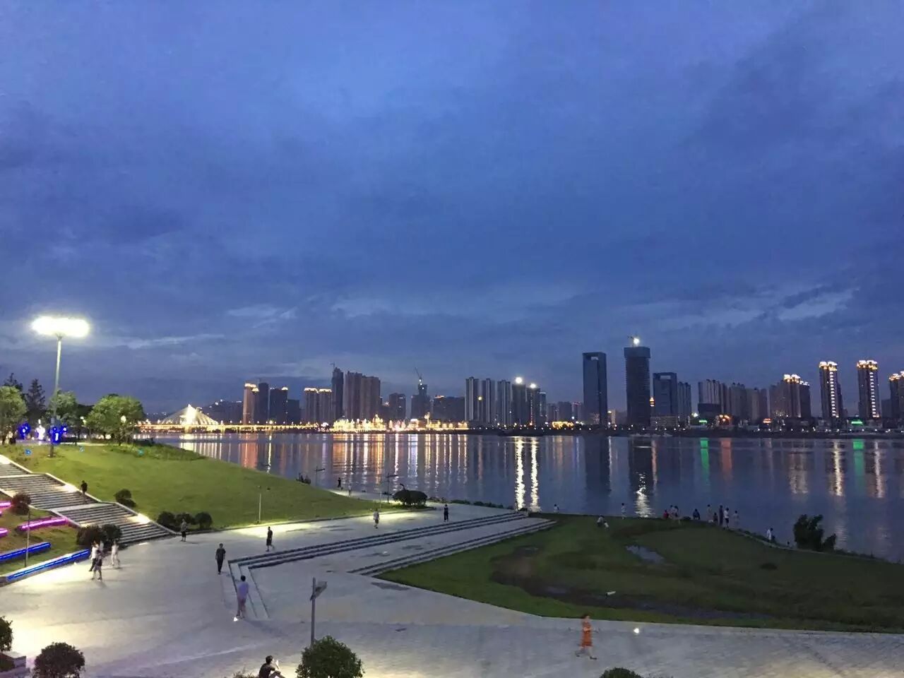 长沙一江两岸夜景今晚“亮相” 建党95周年爱克完美献礼