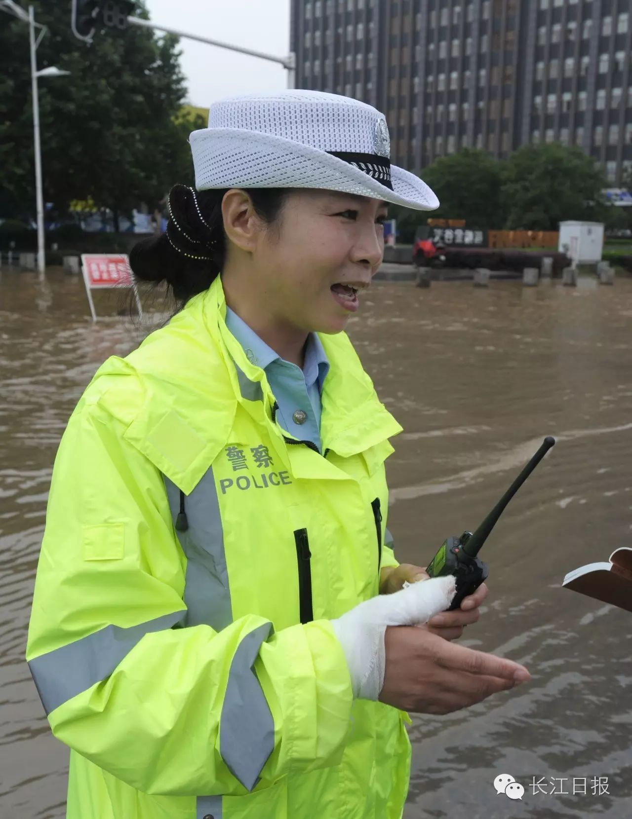 女交警执勤时右手受伤仍坚守岗位