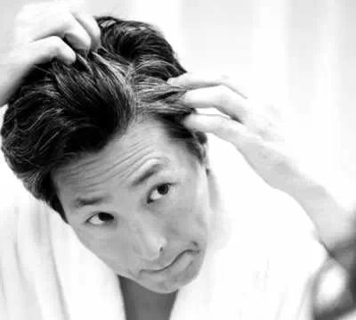 接下来小编一一解答,告诉你长白头发的原因和治疗白发的偏方.