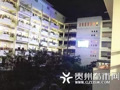 高三党泪奔了!凯里一中大屏幕播放周杰伦歌曲,学生合唱...