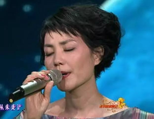 街头女歌手,这声音比王菲的还要美!