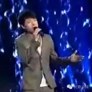 王晰唱了一首《读你》,让成长的足迹走过自己~