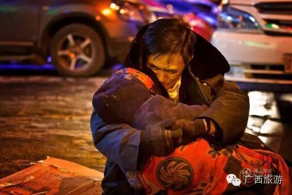 相濡以沫的感动，老太猝死街头老头抱尸体两小时427 / 作者:恭城520小奈姐姐 / 帖子ID:106909