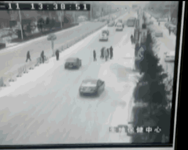 入冬,路滑,黑龙江,行人翻越护栏,雪天路滑刹车不住.