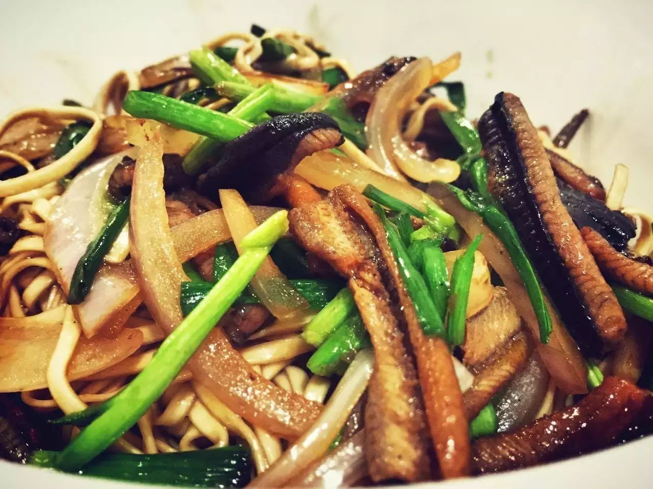 饭婆这次要 强推的是阿龙面馆的 『洋葱鳝丝干挑面』,经过亲测,这碗面