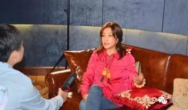 刘晓庆视频解说琥珀真假的鉴别方式