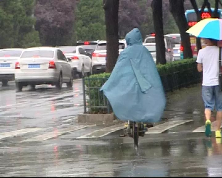 帮忙解开了头盔,让人恐怖的是,女子的脖子上被雨衣缠绕着,已经没有了