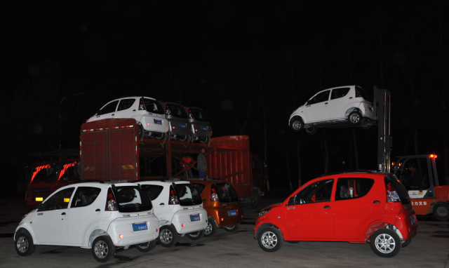 躍迪電動汽車銷售市場供不應求，躍迪人連夜加班加點裝車發(fā)貨