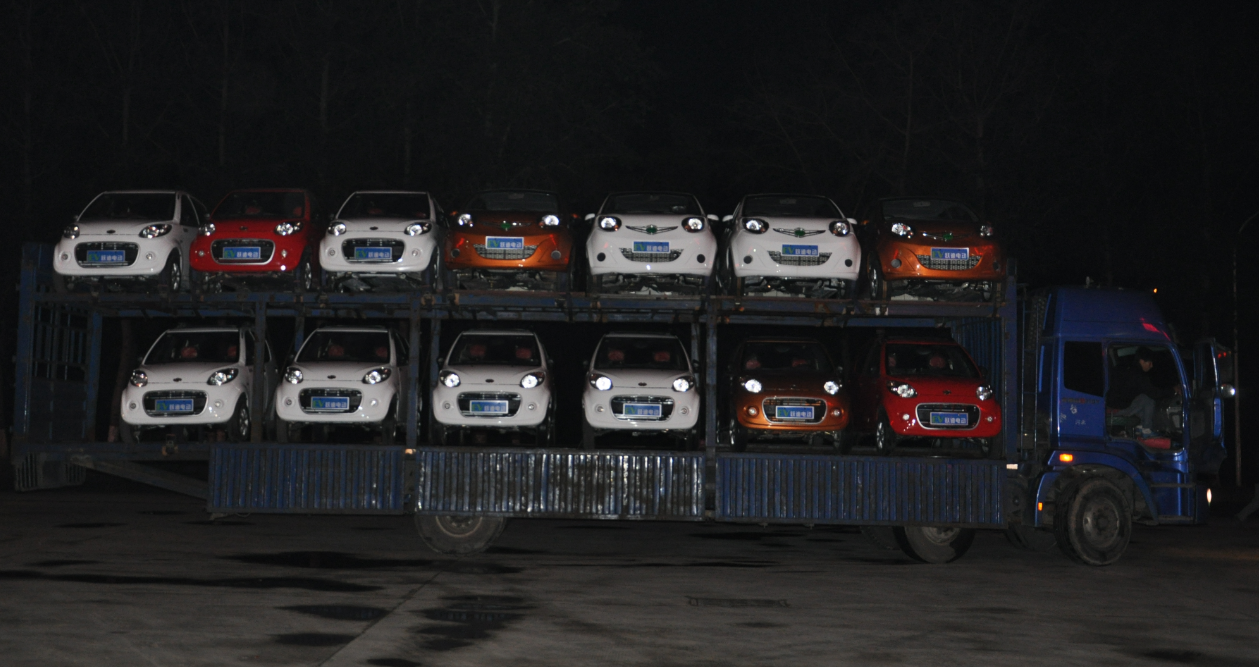 躍迪電動(dòng)汽車(chē)銷(xiāo)售市場(chǎng)供不應(yīng)求，躍迪人連夜加班加點(diǎn)裝車(chē)發(fā)貨