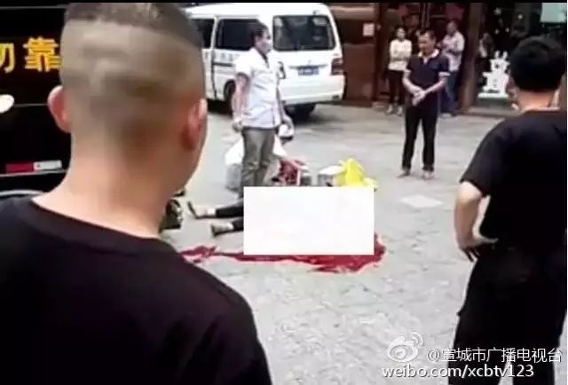 运钞车撞倒人压车底