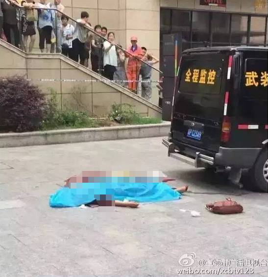 运钞车撞倒人压车底