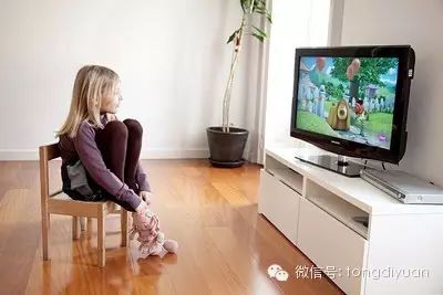 你以为看电视只是对宝宝眼睛不好?你错了,那只是次要的.