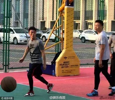 霍建华打篮球被拍,技术竟然这么好!
