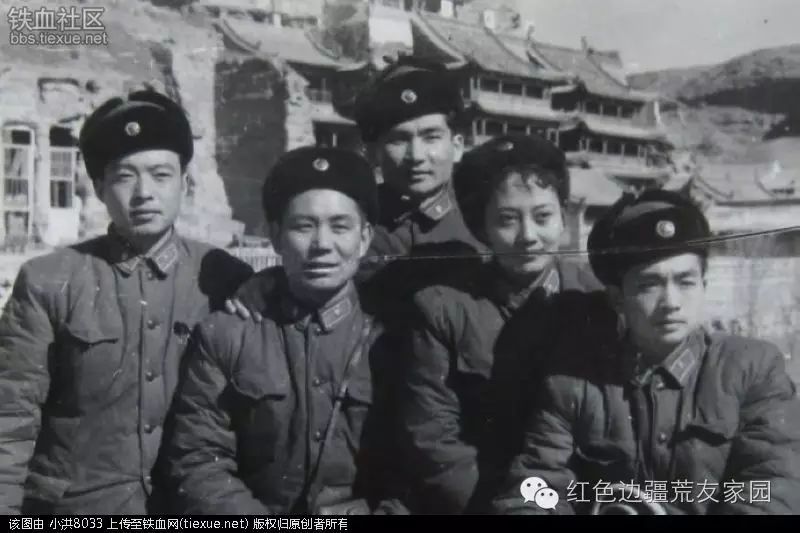 1961年八一电影制片厂演员到21军搞两回忆三查时的王晓棠(右二)