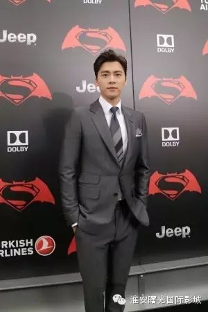 李易峰红毯助阵,《蝙超》全球首映星光济济