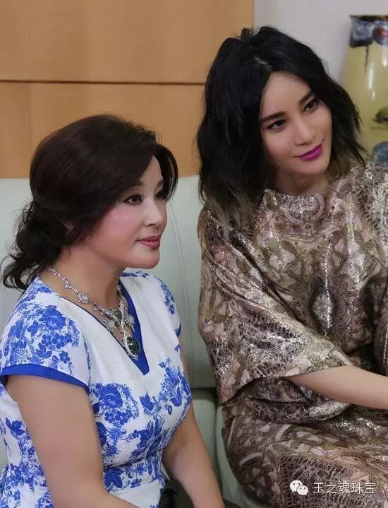 61岁离不开翡翠的刘晓庆,穿粉亦如青春少女