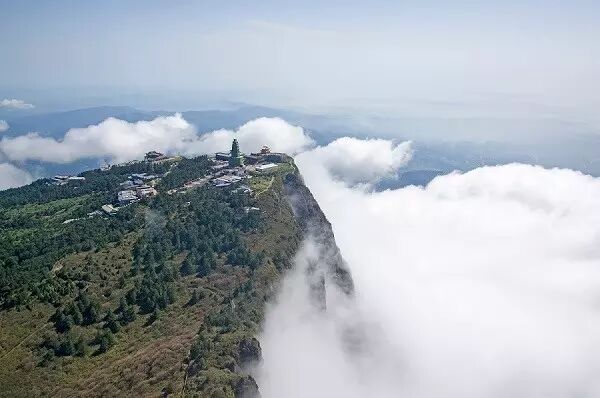 金頂那么美，我想“飛”上去看看 