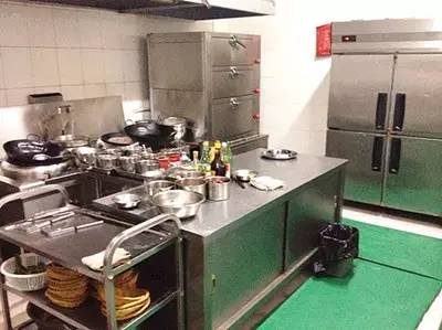 狗不理和平店的厨房只有20多平米,基本配套设施只有灶台系列,蒸箱