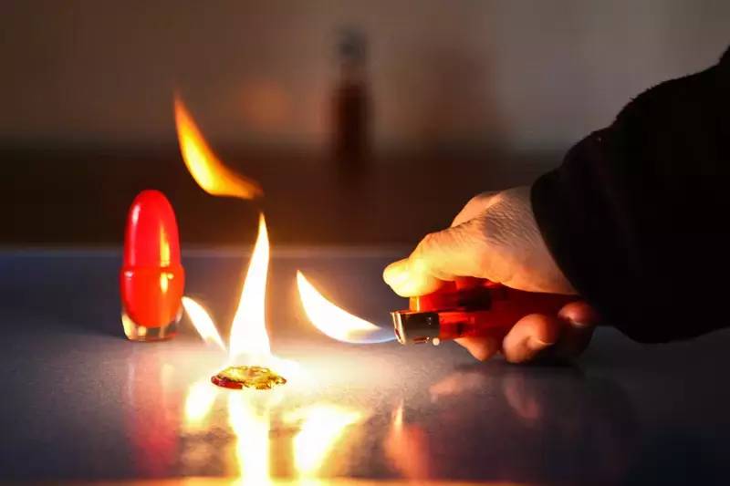 5.将指甲油倒在桌面上,打火机点燃后,瞬间将其引燃.