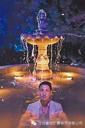 红酒神用途:张学友新电影穿白西装任性泼红酒