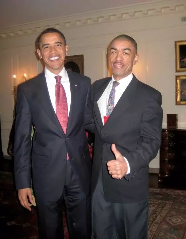 马克·奥巴马与其同父异母的哥哥巴拉克·奥巴马在白宫.摄于2009 年.