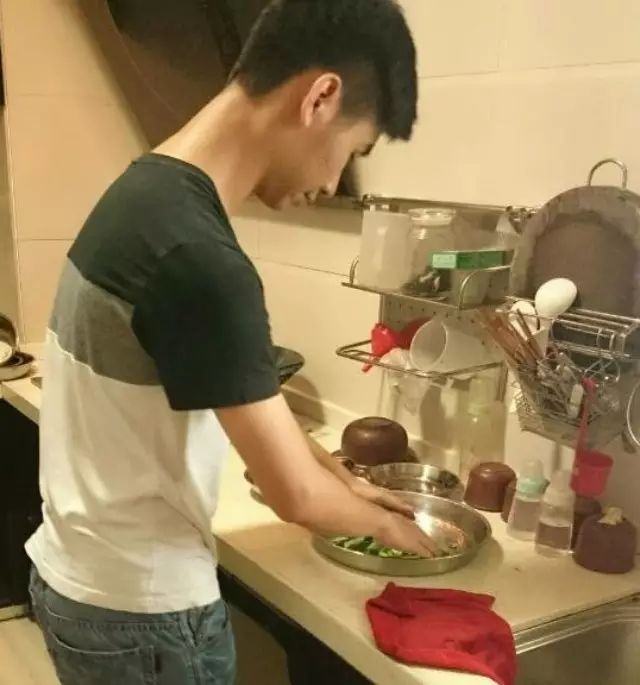 【秀场】快来围观:粉丝们晒出最爱做菜的男人