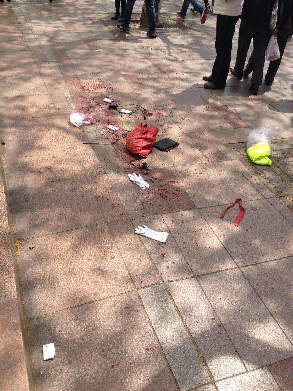 【突发】上海南京东路步行街持刀砍人者被制服过程曝光