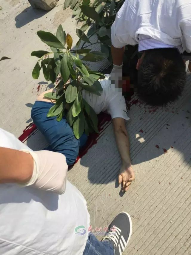 乘坐信宜至高州班车一女子突然跳窗摔死,离家只有300米.